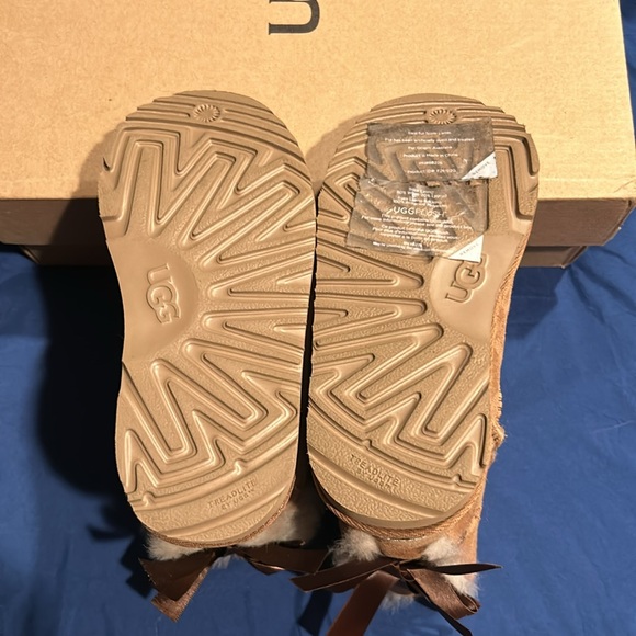 UGG- Bailey Bow II, CHE, 6, 11 toddler QS - Picture 4 of 6
